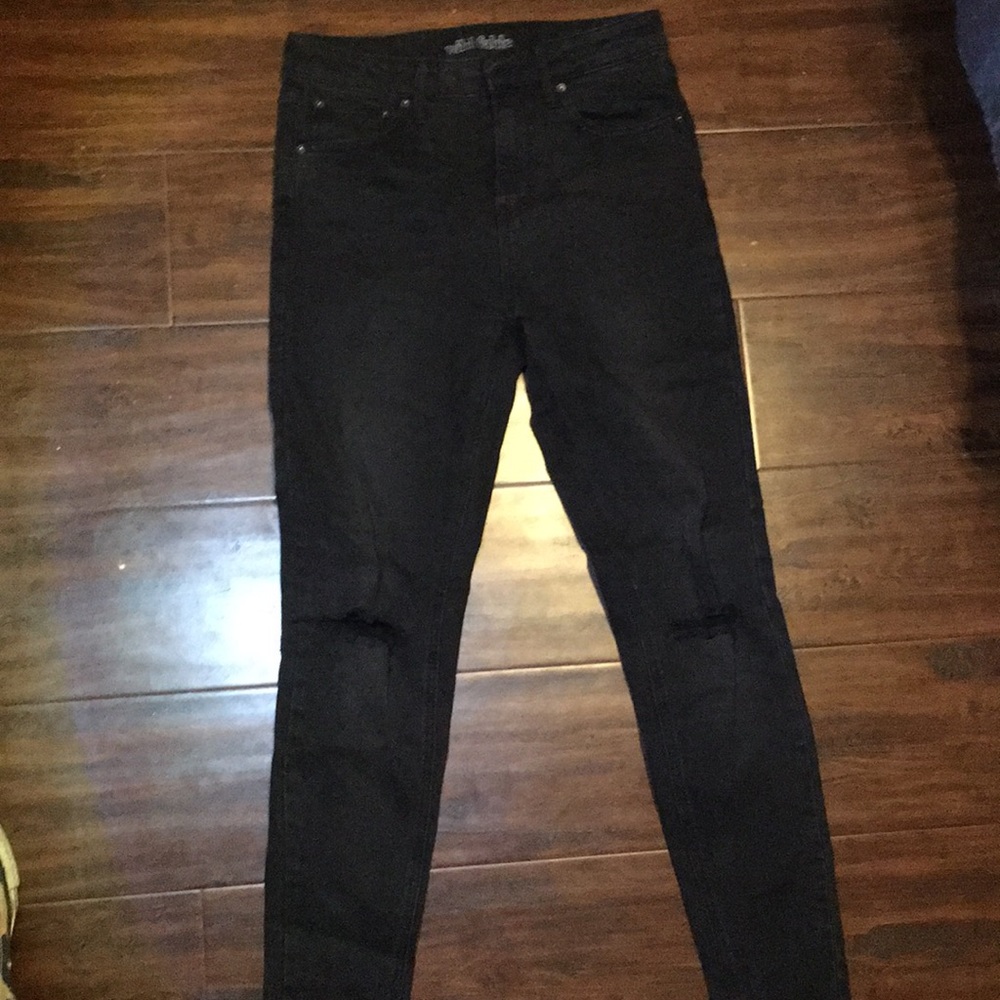 Black ripped skinny jeans